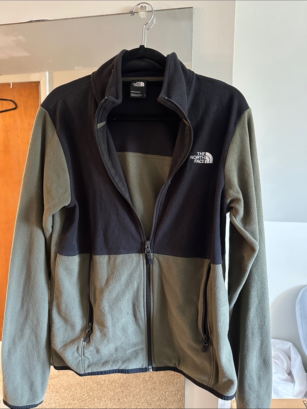 The North Face Men's Olive Green & Black Lightweight Fleece Jacket